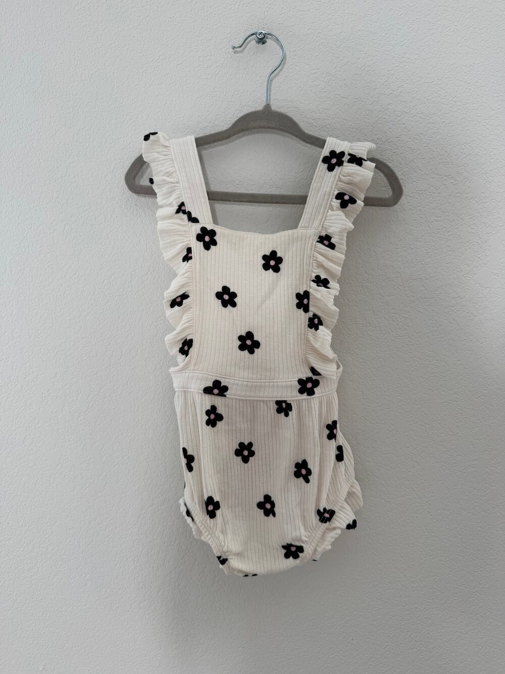 Cat & Jack Baby Girls Cream Black Floral Ribbed Ruffle Romper Size 12M